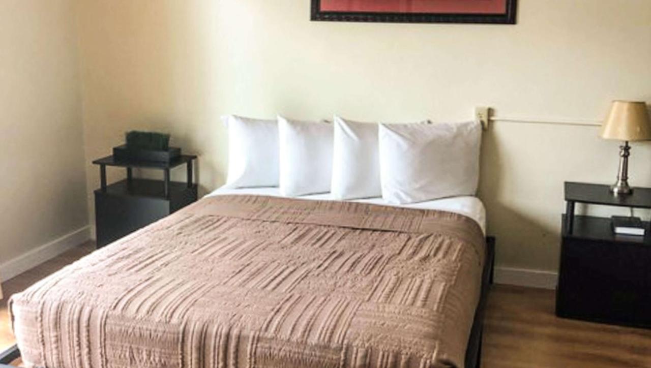 Standard Queen Room at Colonial Inn Ellsworth