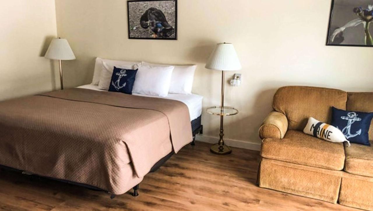 Junior Suite at Colonial Inn Ellsworth