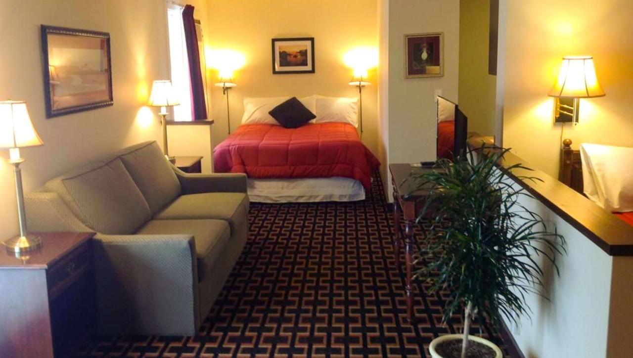 Family Suite at Colonial Inn Ellsworth