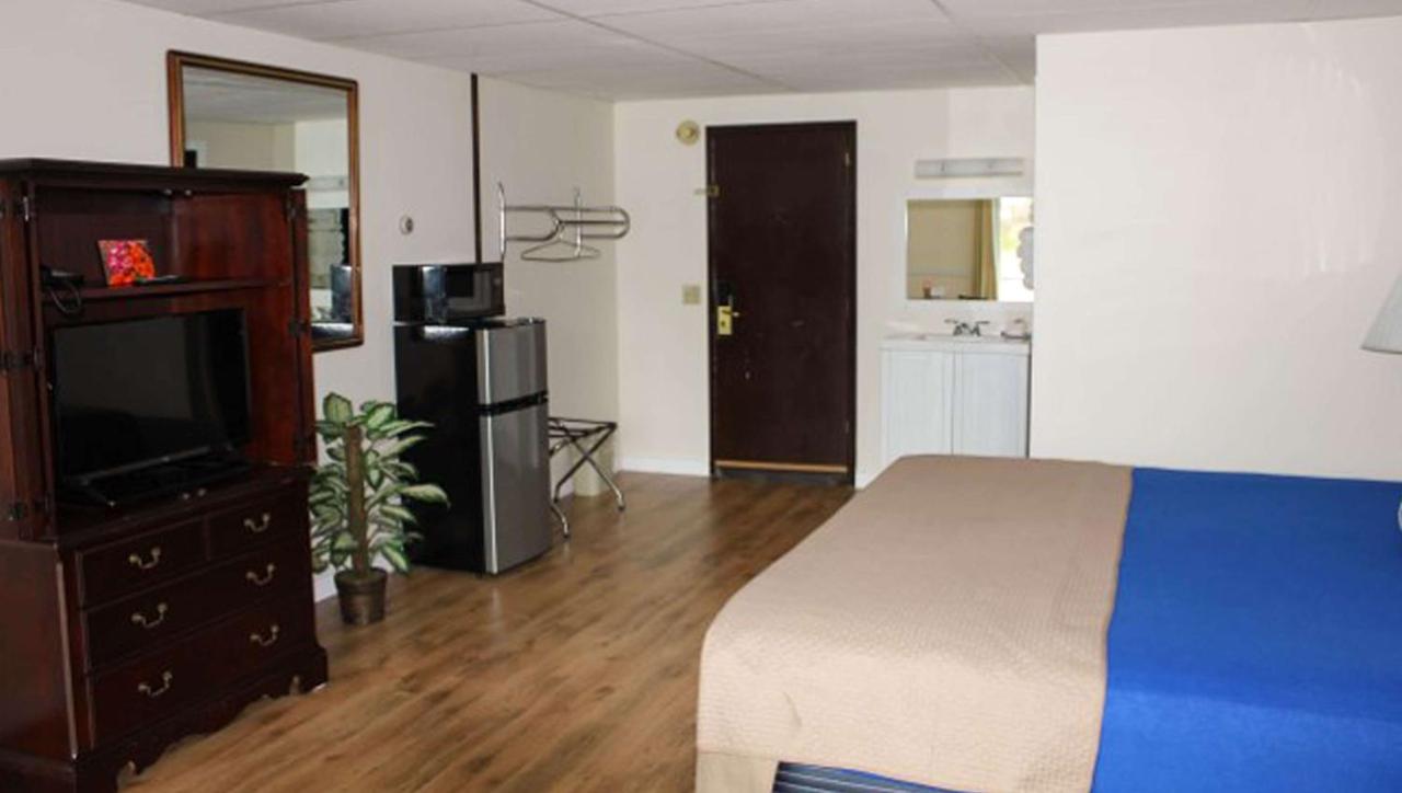 Junior Suite at Colonial Inn Ellsworth