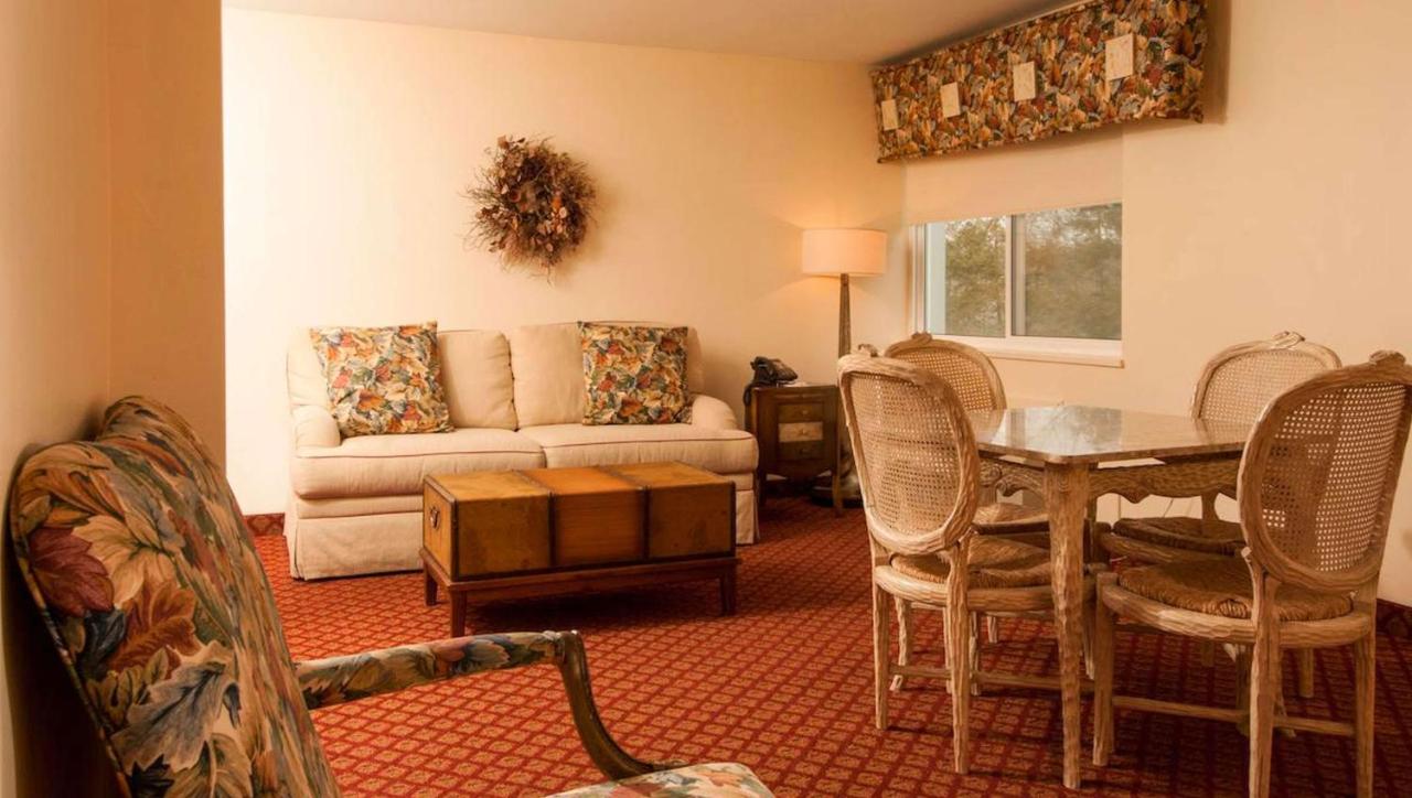 Deluxe King Room at West Hartford Inn