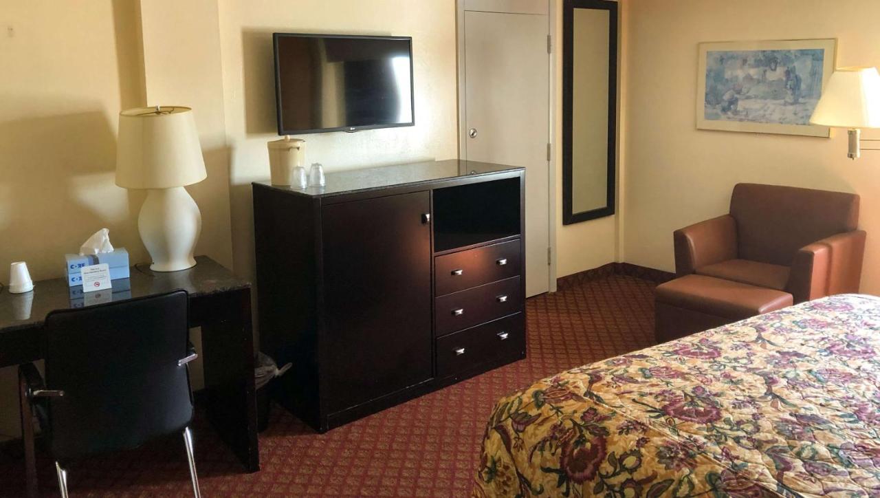 King Room - Non-Smoking at West Hartford Inn