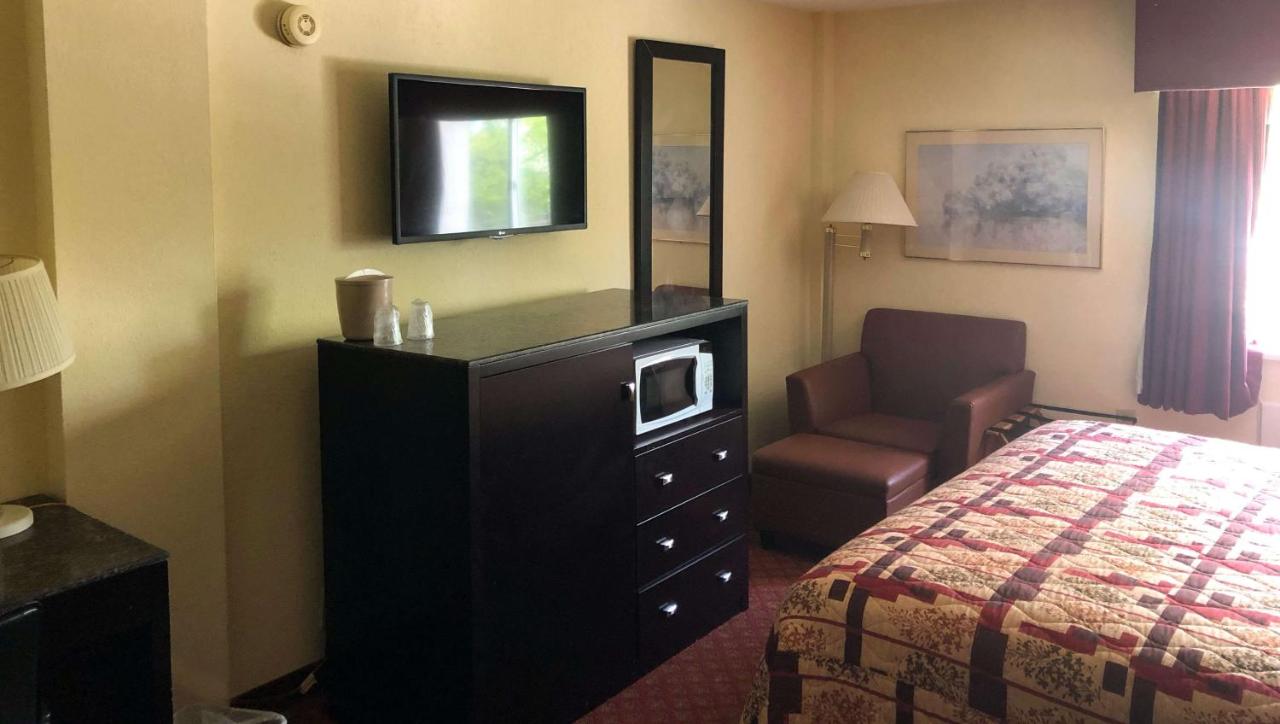 King Room - Non-Smoking at West Hartford Inn