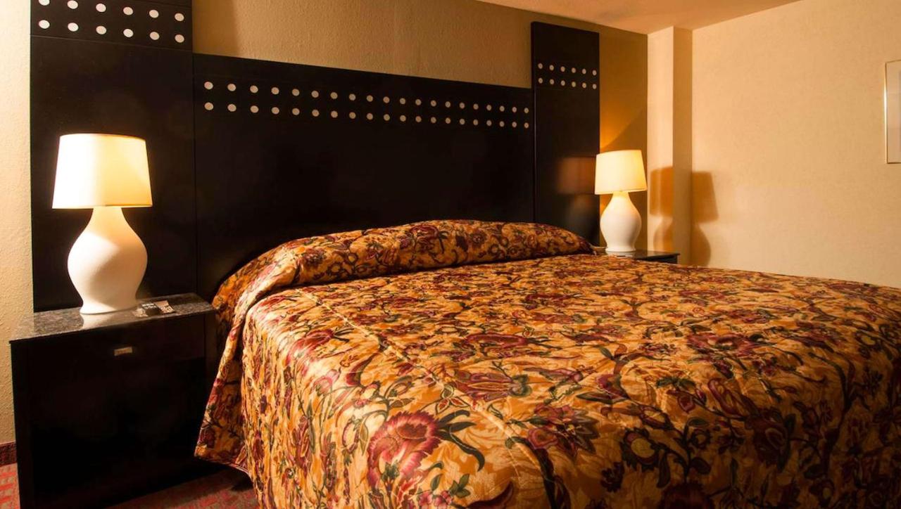 King Room - Non-Smoking at West Hartford Inn