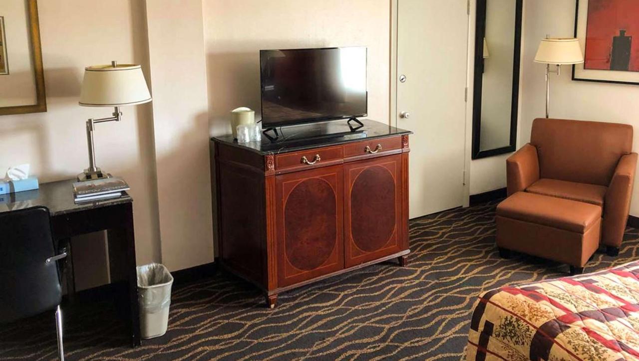 King Room at West Hartford Inn