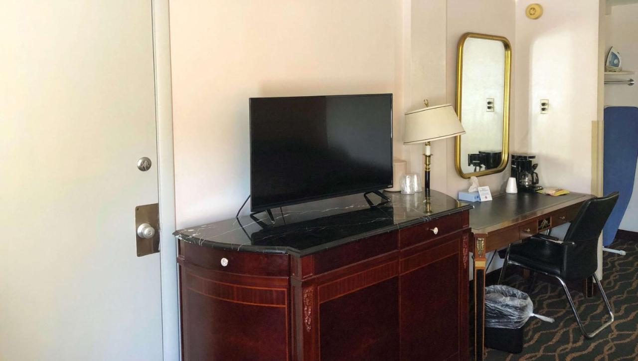 Double Room with Two Double Beds - Non-Smoking at West Hartford Inn