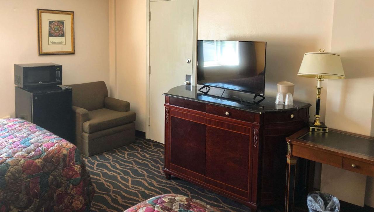 Double Room with Two Double Beds - Non-Smoking at West Hartford Inn