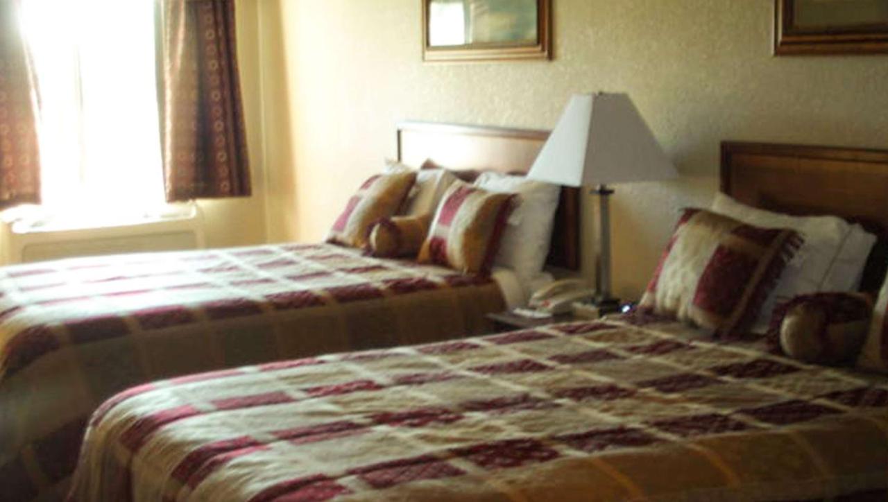 Queen Room with Two Queen Beds at Western Motel Inn and Suites Hazlehurst