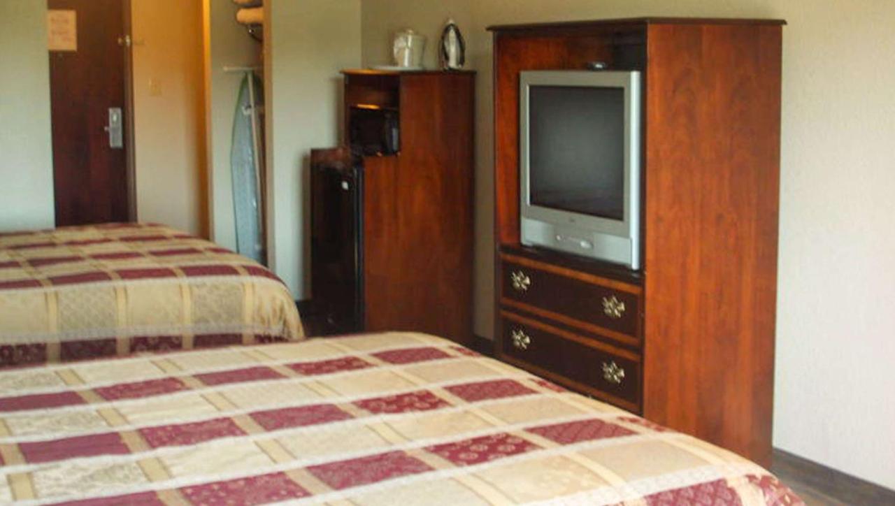 Queen Room with Two Queen Beds at Western Motel Inn and Suites Hazlehurst