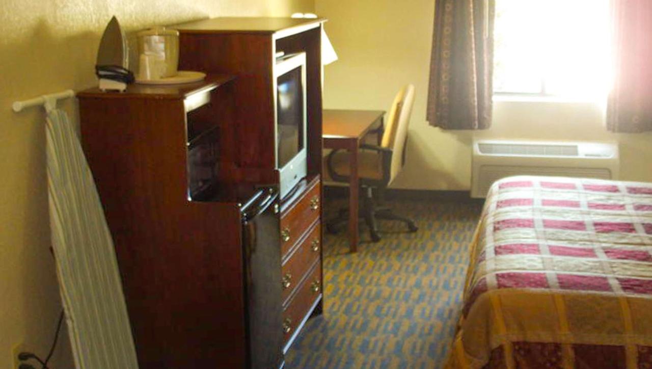 King Suite at Western Motel Inn and Suites Hazlehurst