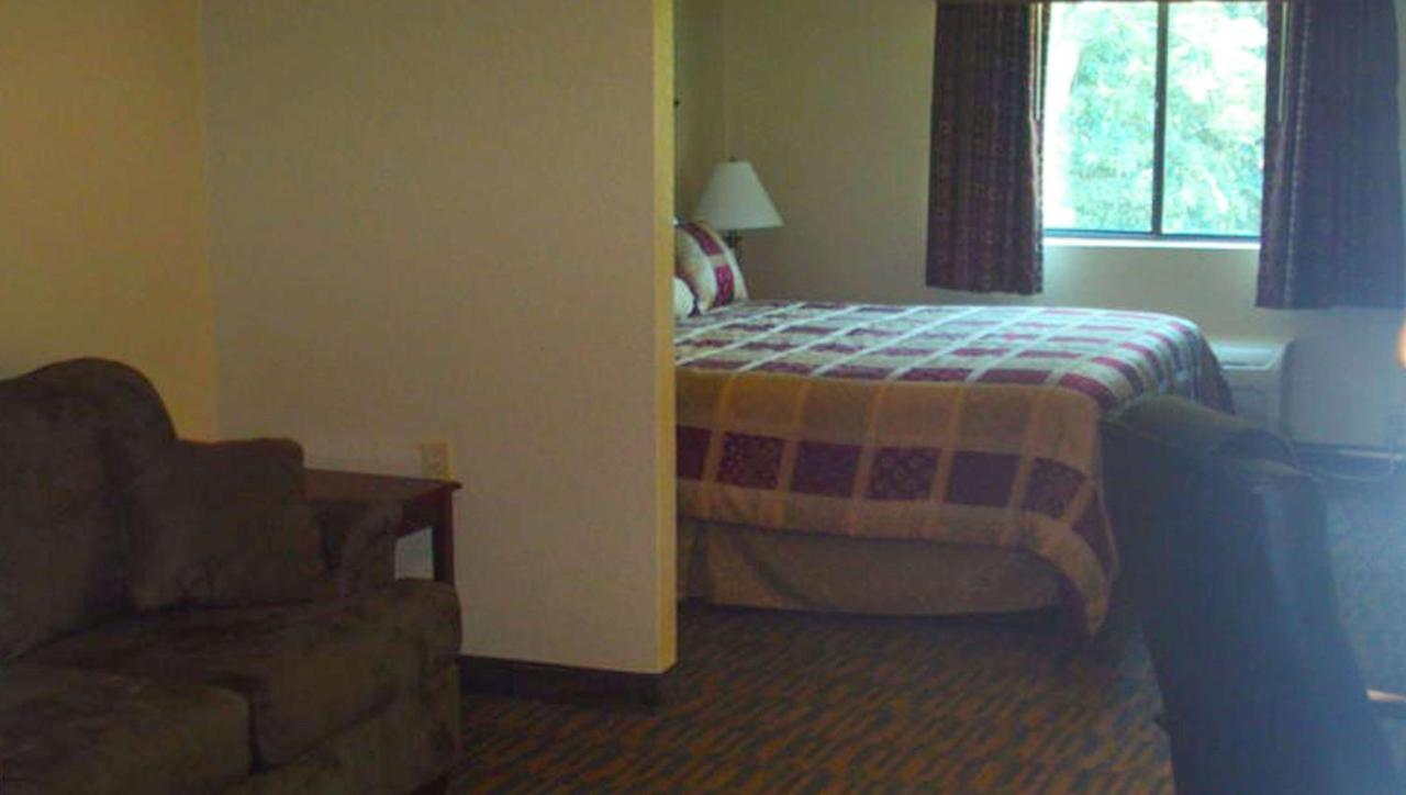 King Suite at Western Motel Inn and Suites Hazlehurst