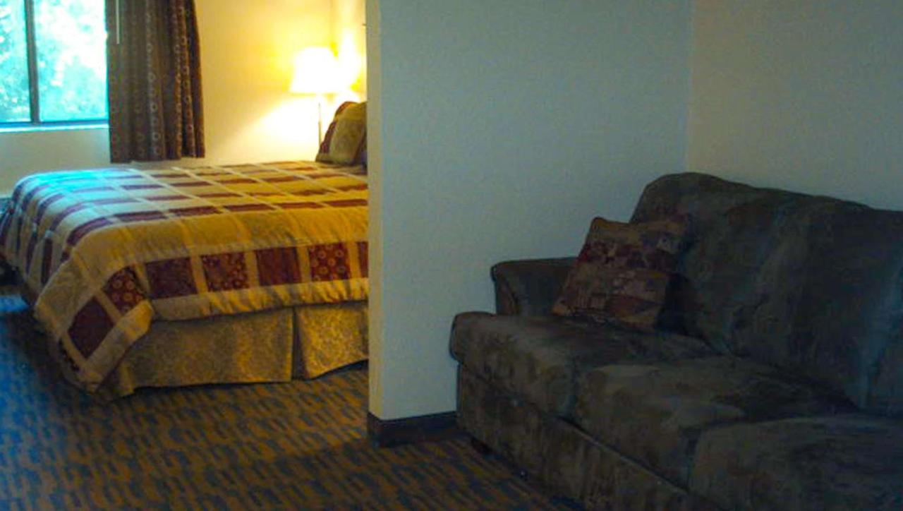 King Suite at Western Motel Inn and Suites Hazlehurst
