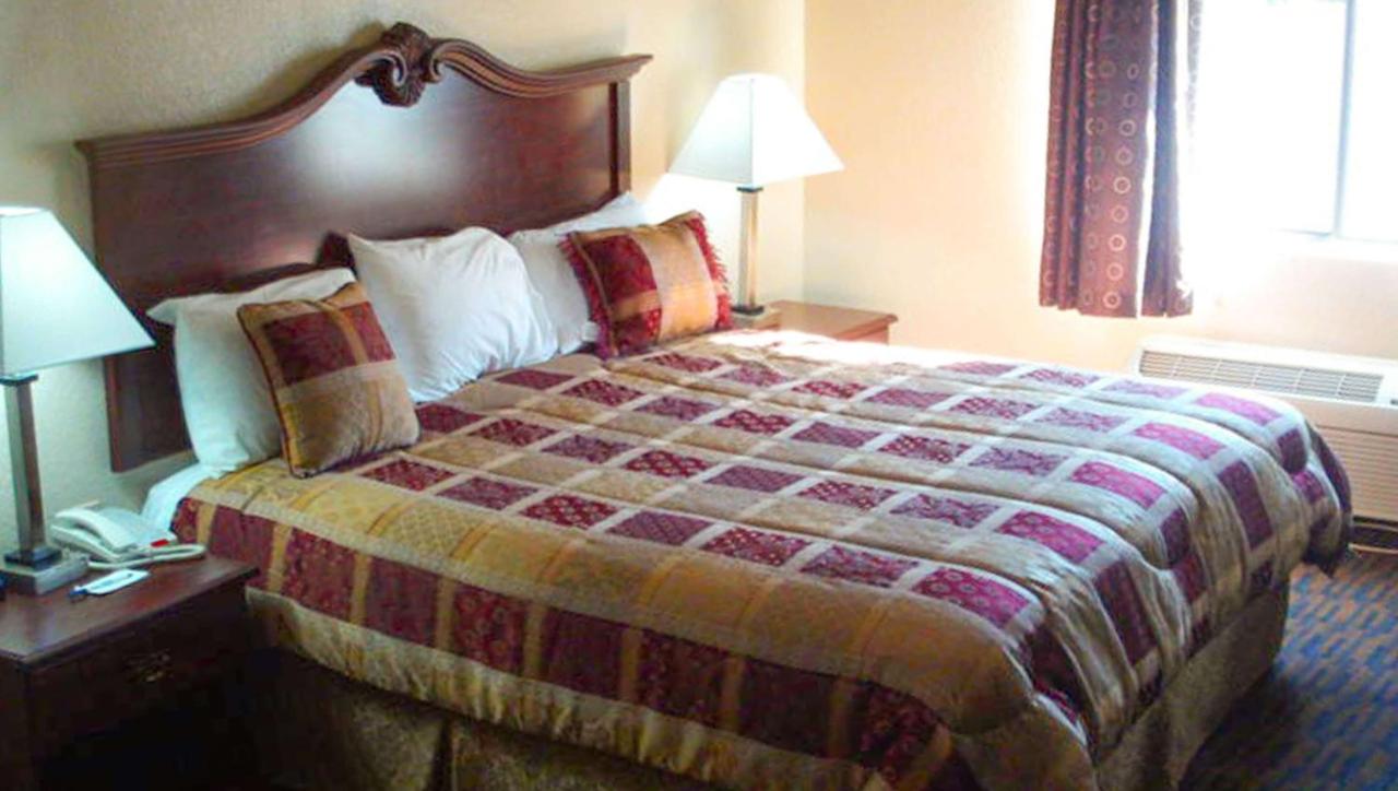 King Suite at Western Motel Inn and Suites Hazlehurst