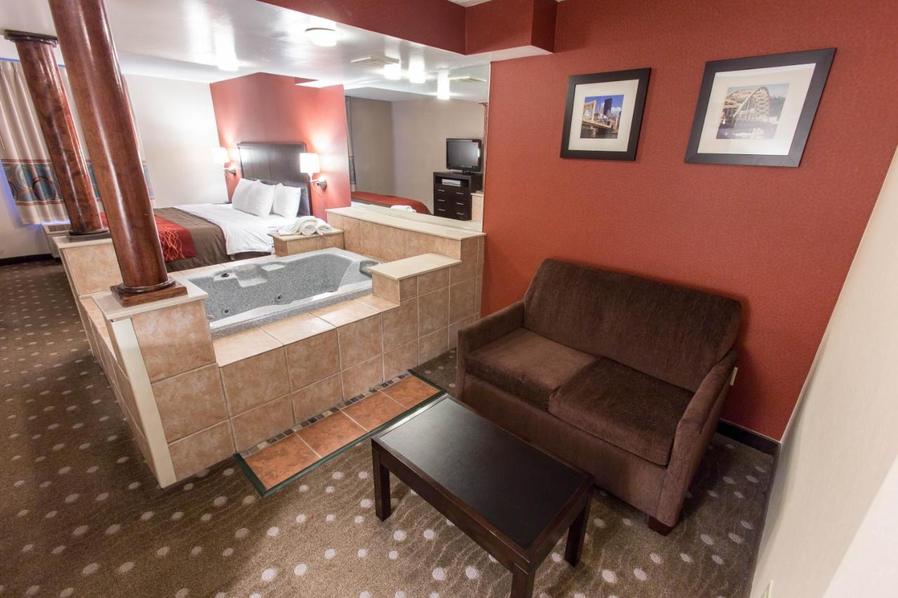 King Room with Hot Tub - Non-Smoking at Comfort Inn Pittsburgh Crafton