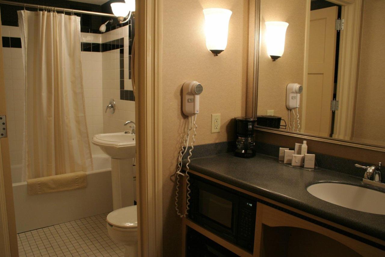 Deluxe Room at Ambassador Hotel Milwaukee, Trademark Collection by Wyndham