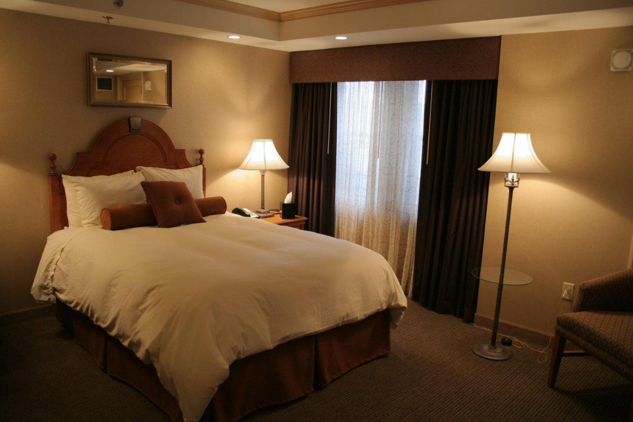 Queen Room at Ambassador Hotel Milwaukee, Trademark Collection by Wyndham