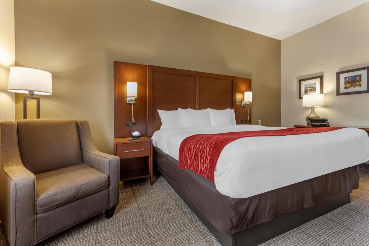 King Room with Roll-In Shower - Accessible/Non-Smoking at Comfort Inn & Suites Streetsboro - Kent