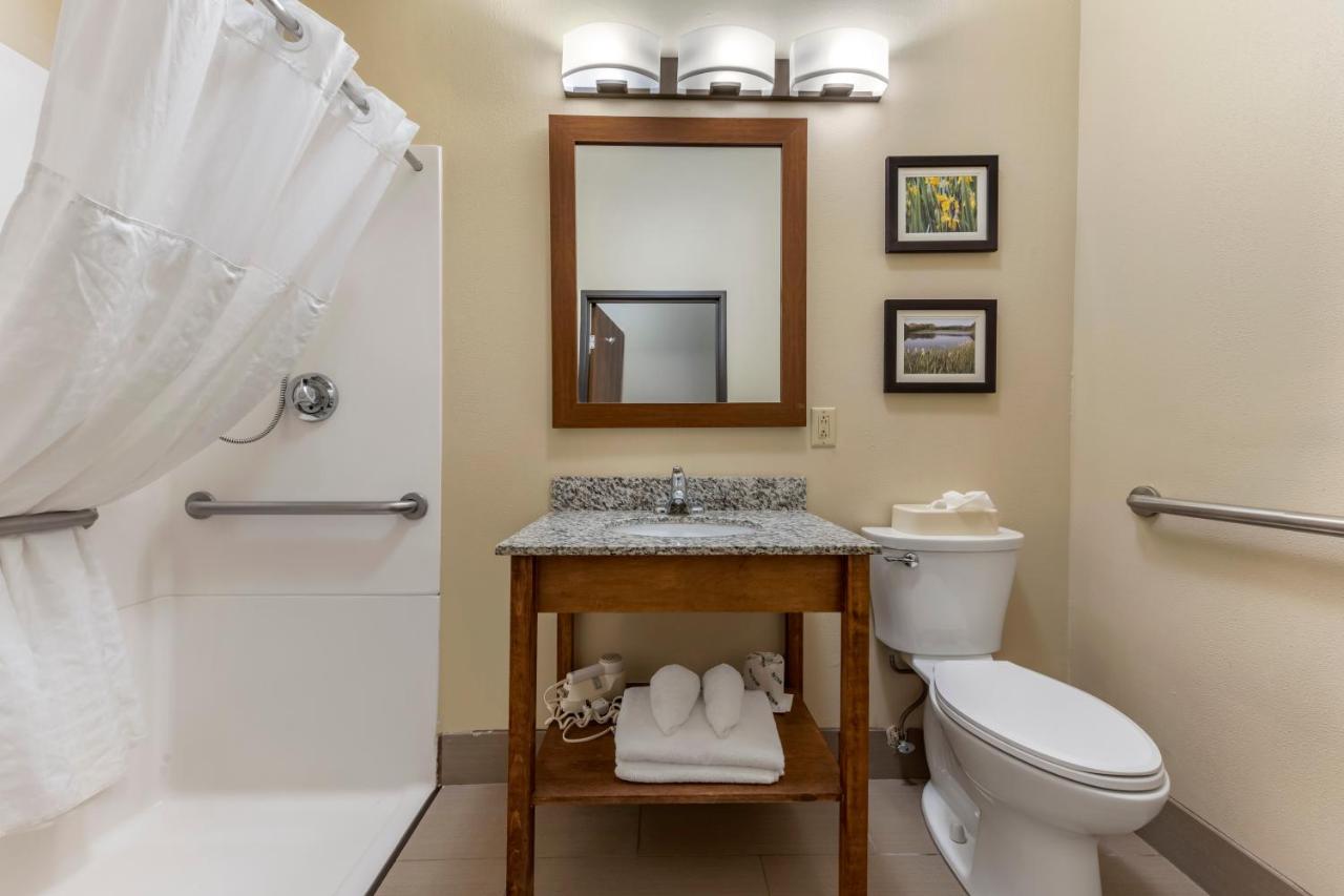 King Room with Roll-In Shower - Accessible/Non-Smoking at Comfort Inn & Suites Streetsboro - Kent