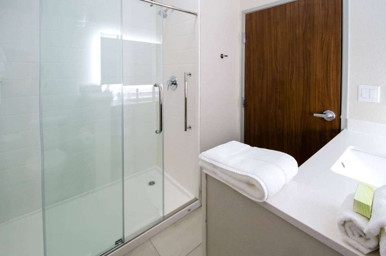 King Room - Hearing Accessible - Non-Smoking at Holiday Inn Express & Suites Taylor, an IHG Hotel