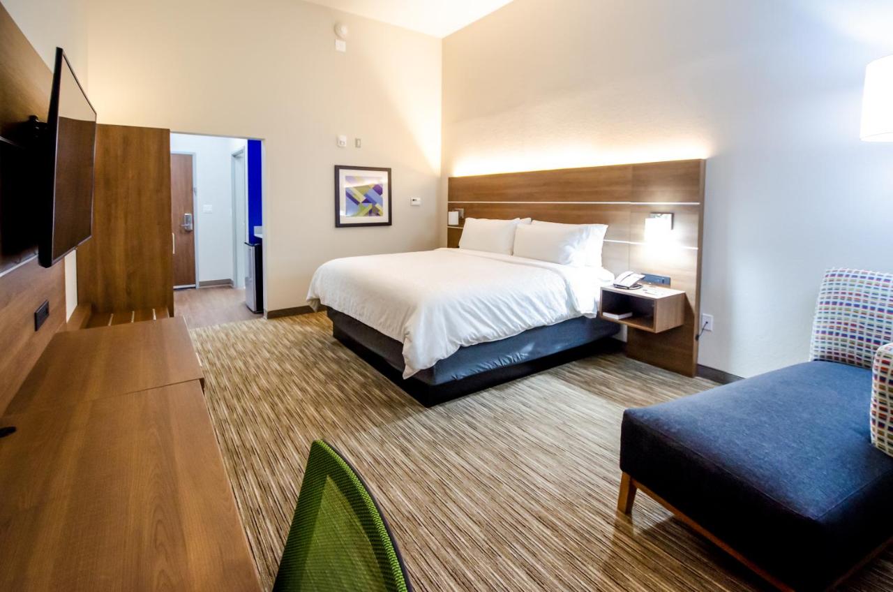 King Room - Hearing Accessible - Non-Smoking at Holiday Inn Express & Suites Taylor, an IHG Hotel