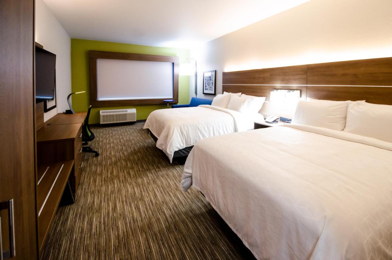 Double Room with Two Double Beds- Mobility Access Tran Shower/Non-Smoking at Holiday Inn Express & Suites Taylor, an IHG Hotel
