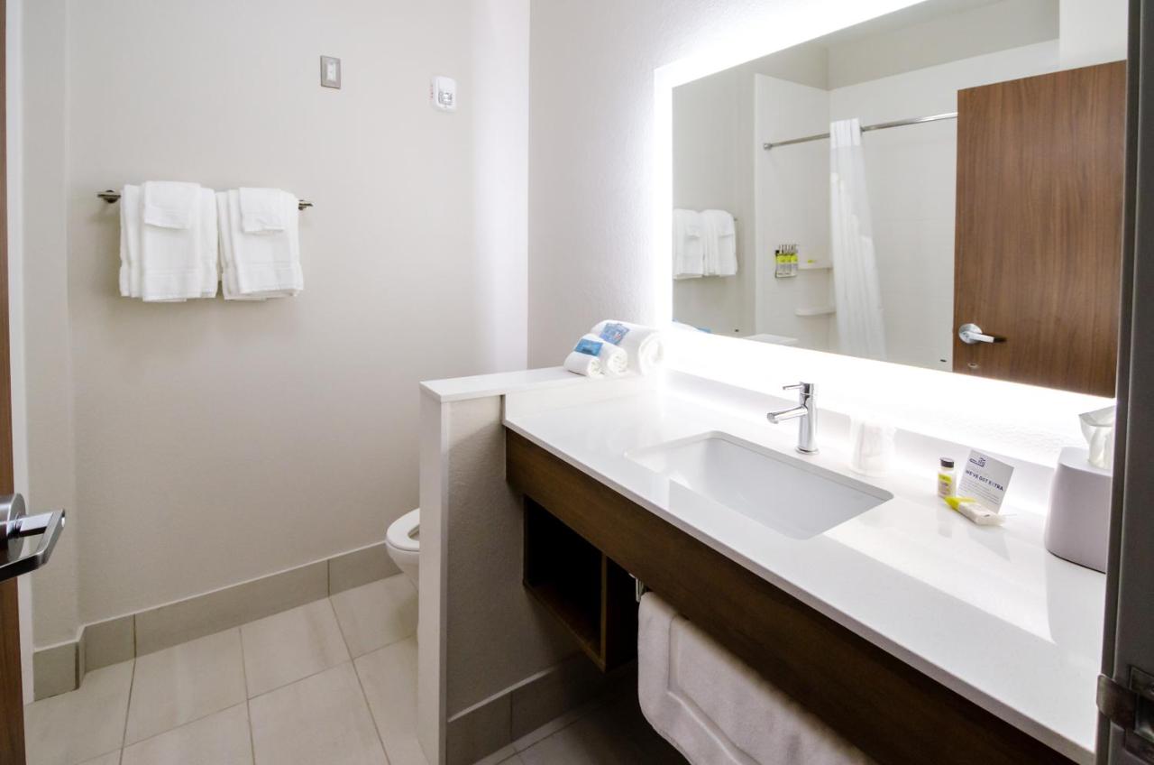 Suite - Hearing Accessible - Non-Smoking at Holiday Inn Express & Suites Taylor, an IHG Hotel
