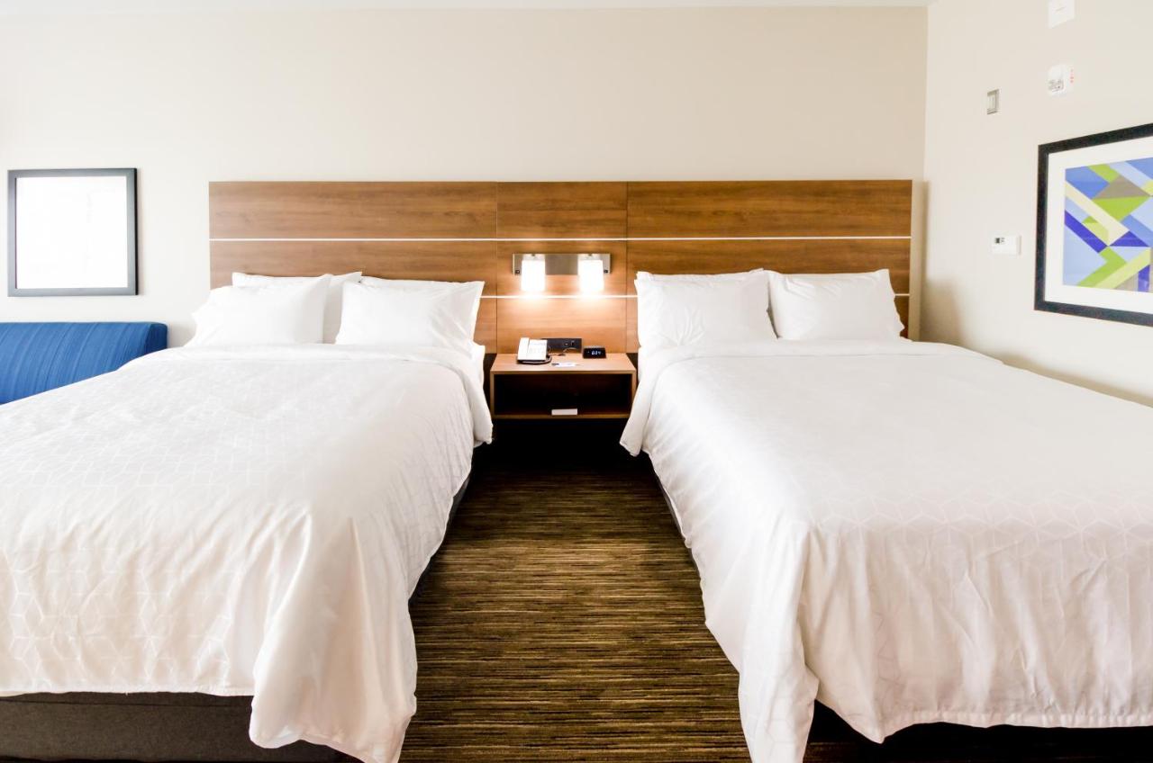 Double Room with Two Double Beds- Mobility Access Tran Shower/Non-Smoking at Holiday Inn Express & Suites Taylor, an IHG Hotel