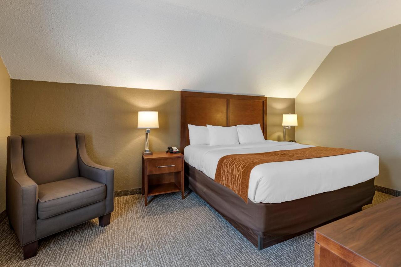 King Suite with Whirlpool - Non smoking at Comfort Inn Madison near Clifty Falls