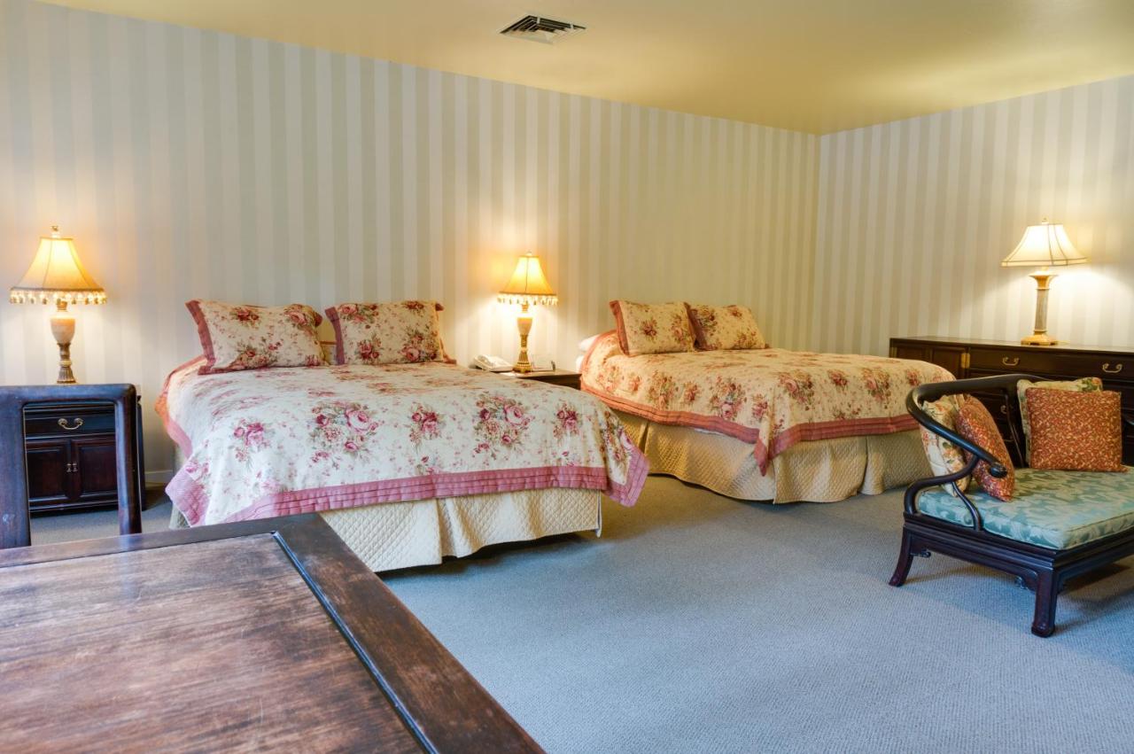 Deluxe Queen Room with Two Queen Beds at Hofsas House Hotel