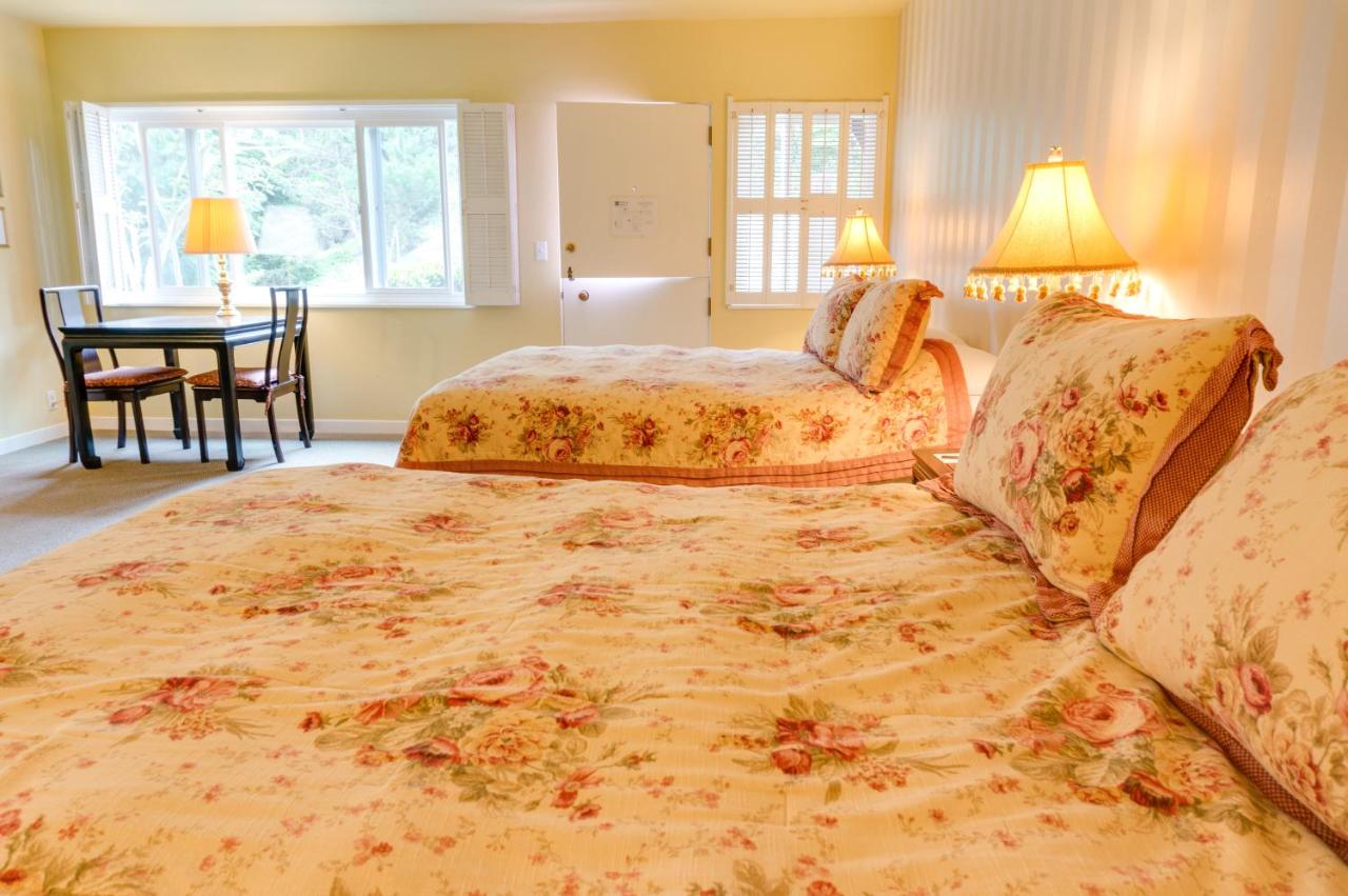 Deluxe Queen Room with Two Queen Beds at Hofsas House Hotel