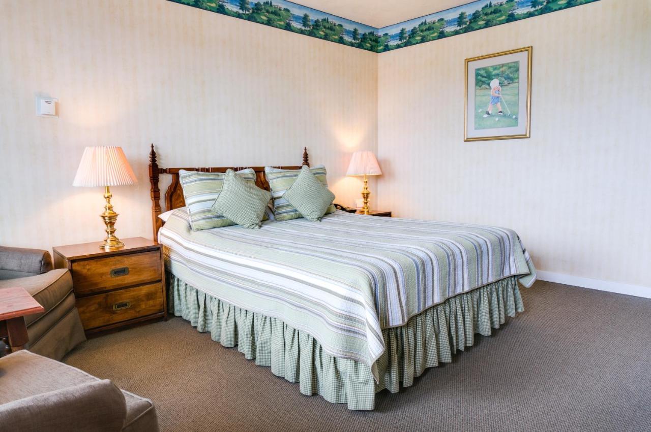 Queen Room with Pool View at Hofsas House Hotel