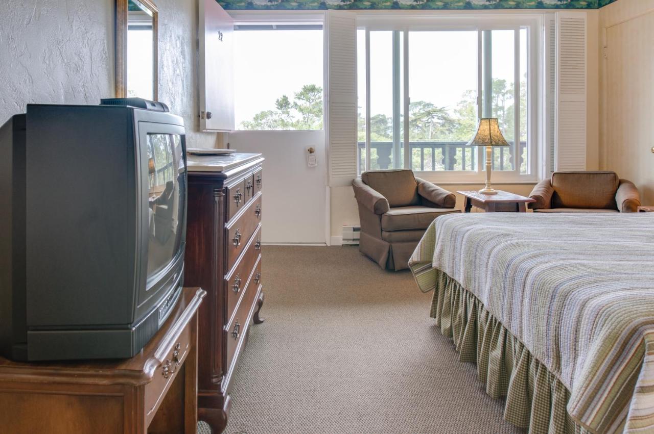 Queen Room with Pool View at Hofsas House Hotel