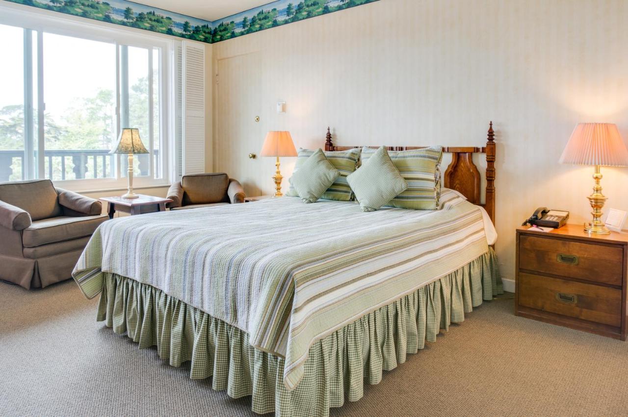 Queen Room with Pool View at Hofsas House Hotel