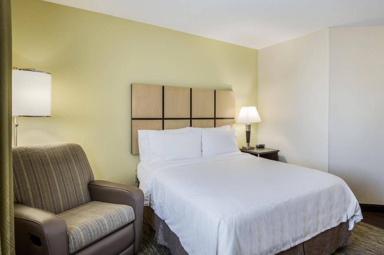 Queen Studio - Non-Smoking at Candlewood Suites Virginia Beach Town Center by IHG