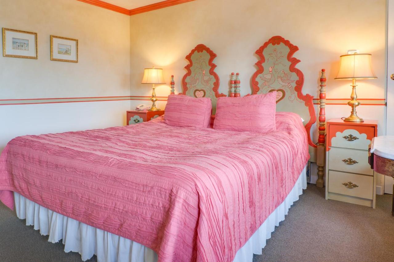 King Room with Ocean View at Hofsas House Hotel