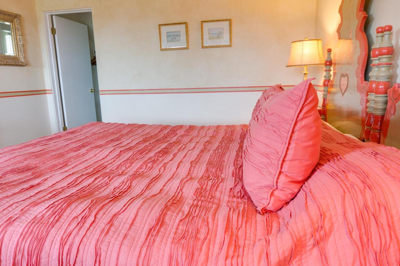 King Room with Ocean View at Hofsas House Hotel