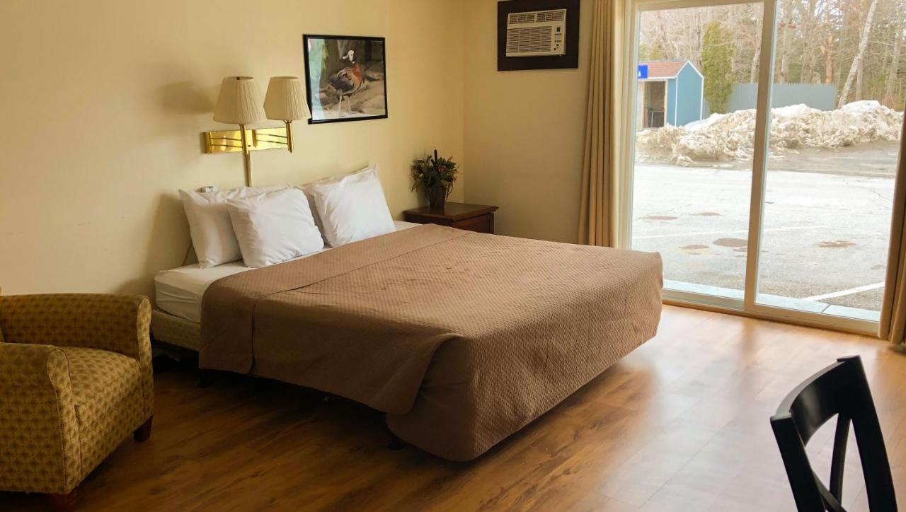 King Room - Disability Access at Colonial Inn Ellsworth