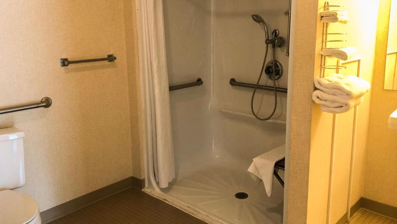 King Room - Disability Access at Colonial Inn Ellsworth