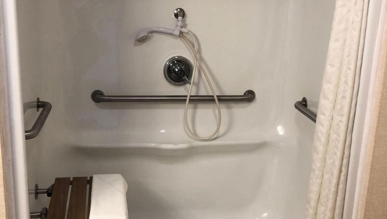 Queen Room - Disability Access at Colonial Inn Ellsworth