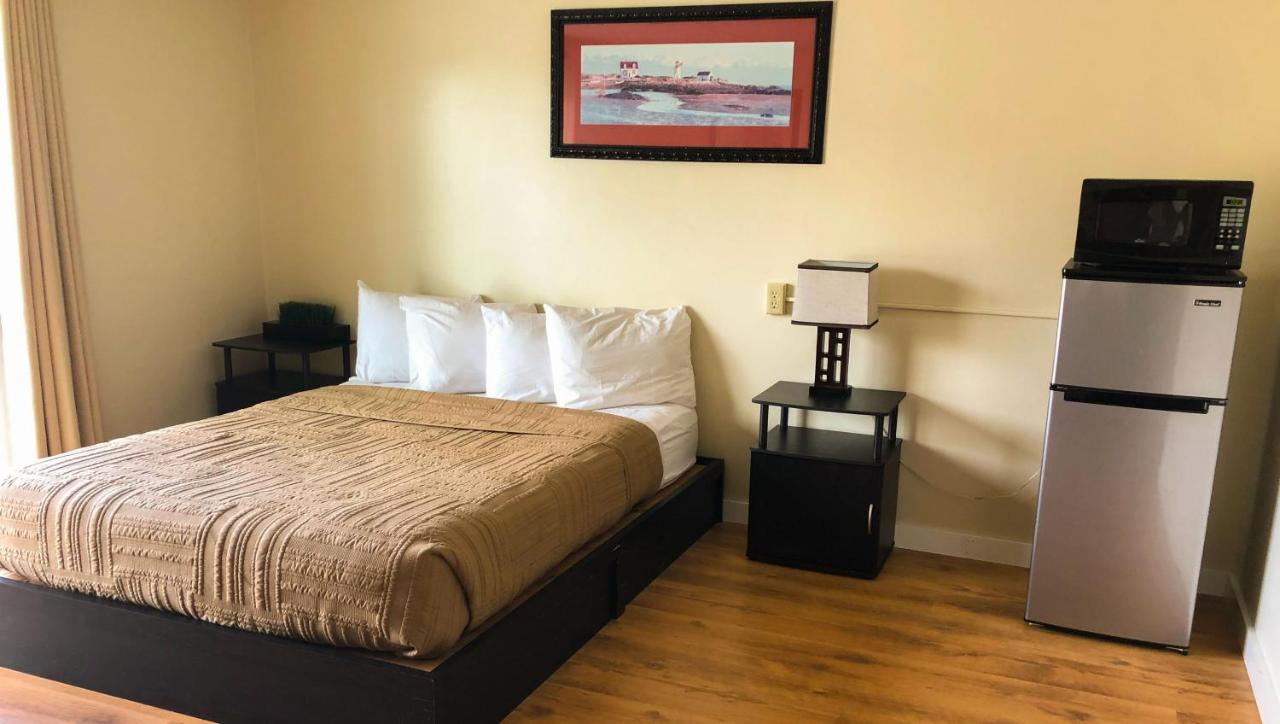 Queen Room - Disability Access at Colonial Inn Ellsworth