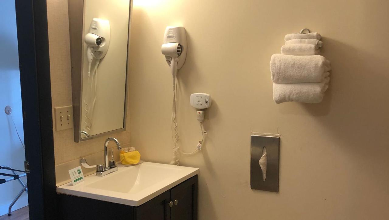 Queen Room - Disability Access at Colonial Inn Ellsworth