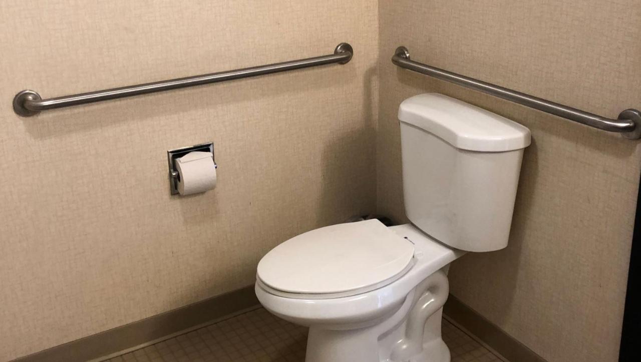 Queen Room - Disability Access at Colonial Inn Ellsworth