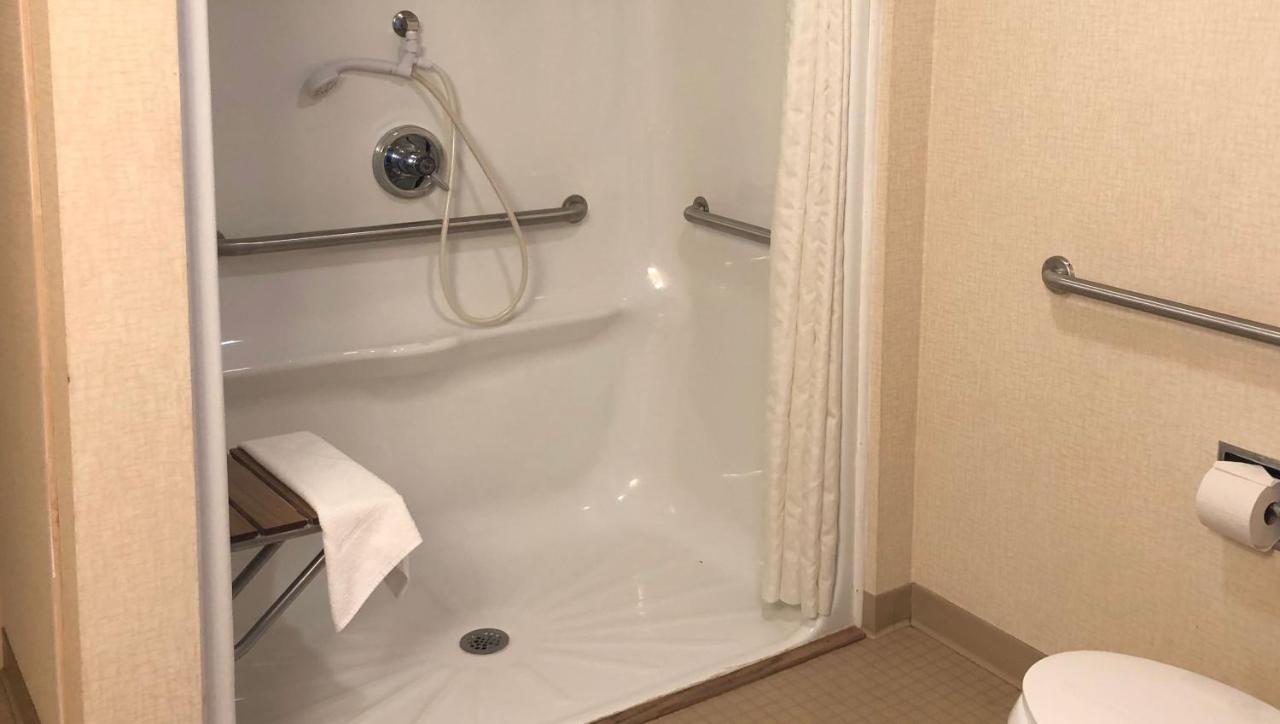 Queen Room - Disability Access at Colonial Inn Ellsworth