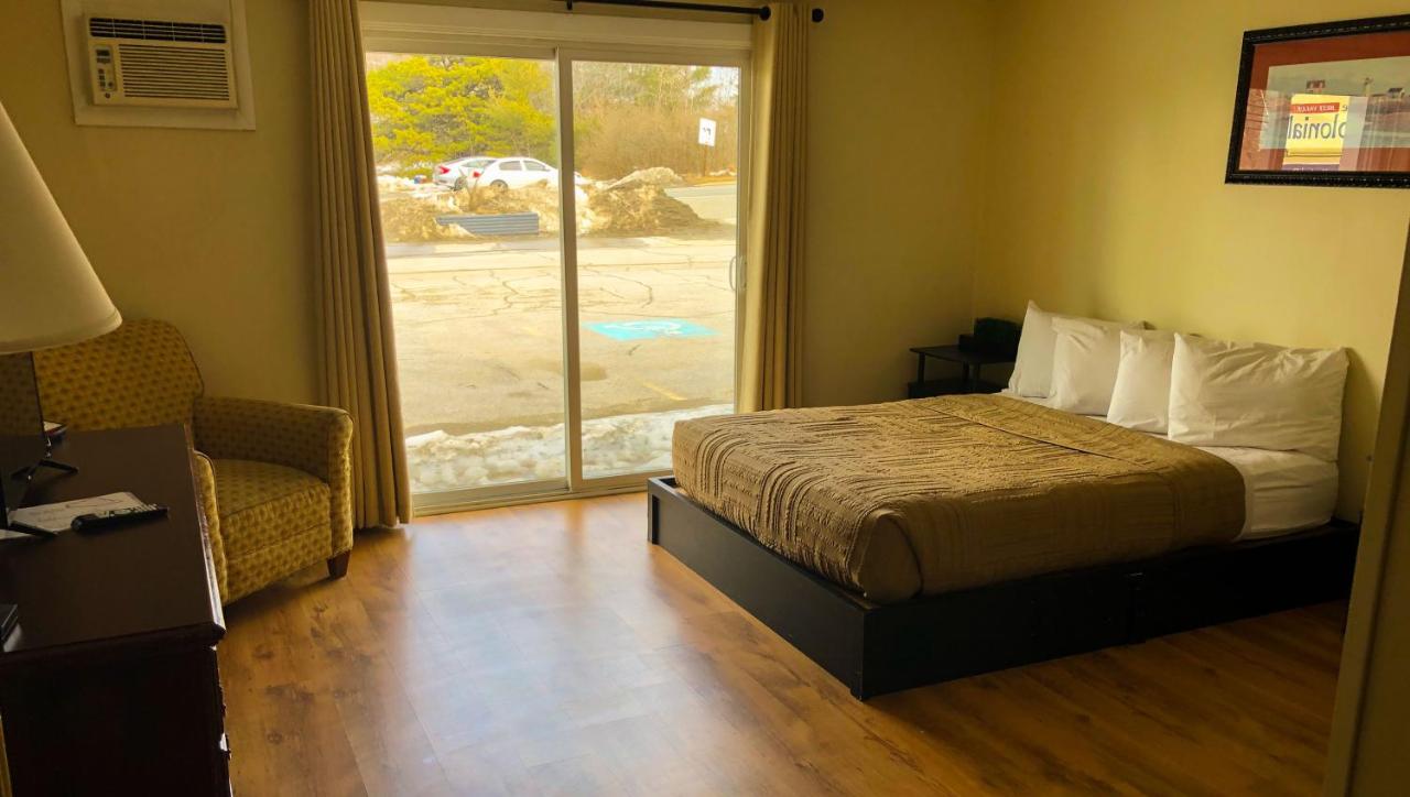 Queen Room - Disability Access at Colonial Inn Ellsworth