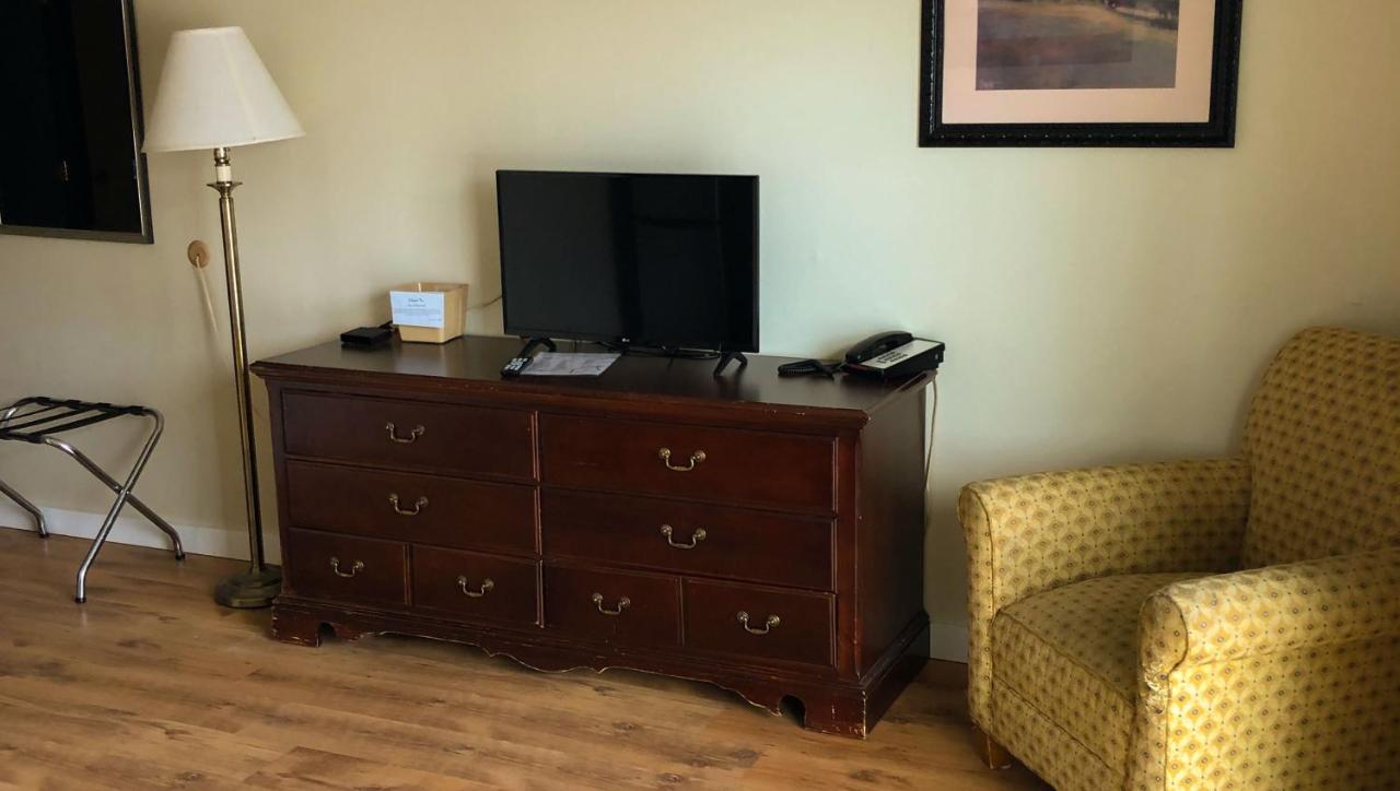 Queen Room - Disability Access at Colonial Inn Ellsworth
