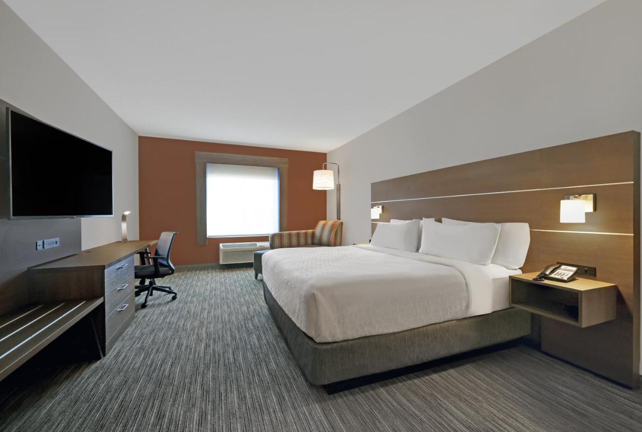 King Room - Mobility Accessible at Holiday Inn Express Hotel & Suites NEWPORT by IHG