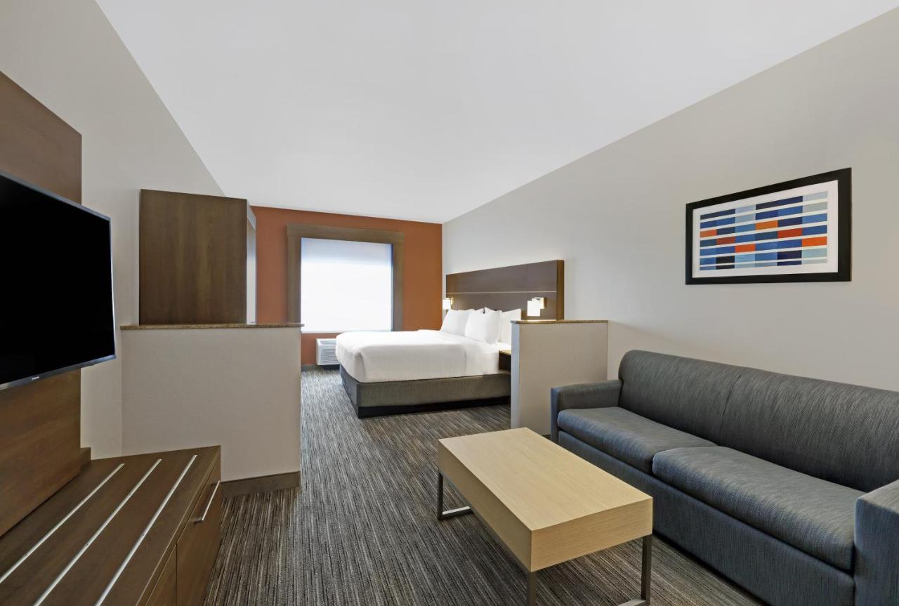 King Suite with Sofa Bed at Holiday Inn Express Hotel & Suites NEWPORT by IHG