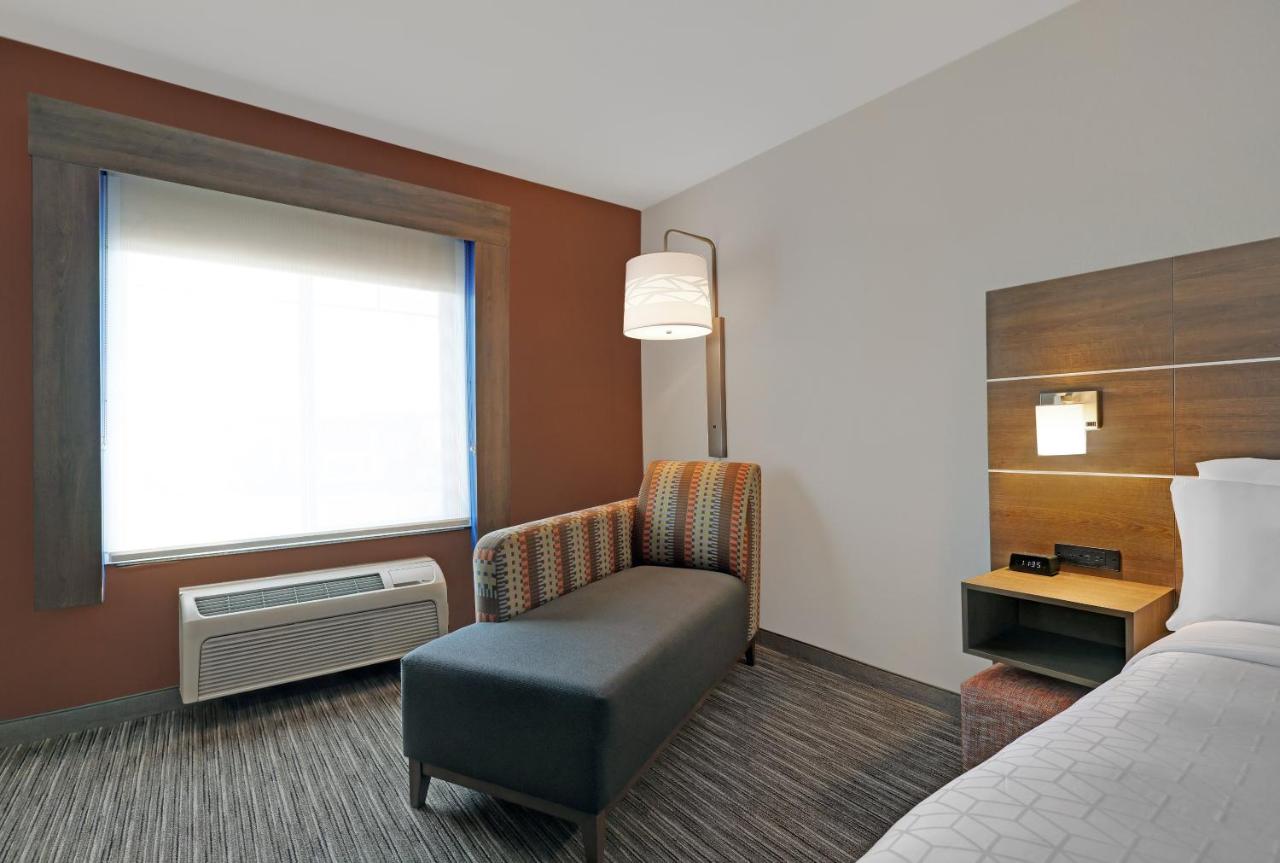 King Room - Mobility Accessible at Holiday Inn Express Hotel & Suites NEWPORT by IHG