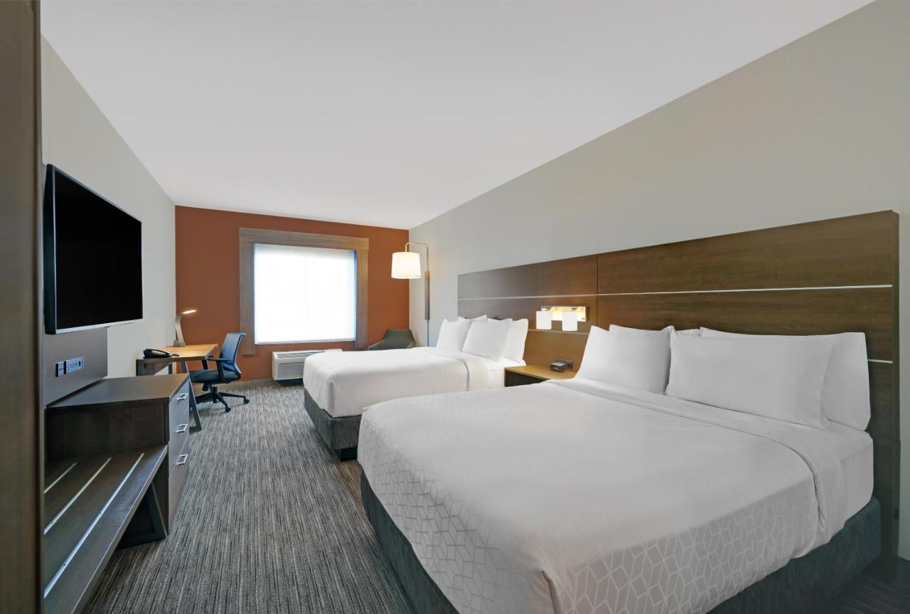 Queen Room with Two Queen Beds - Disability Access at Holiday Inn Express Hotel & Suites NEWPORT by IHG