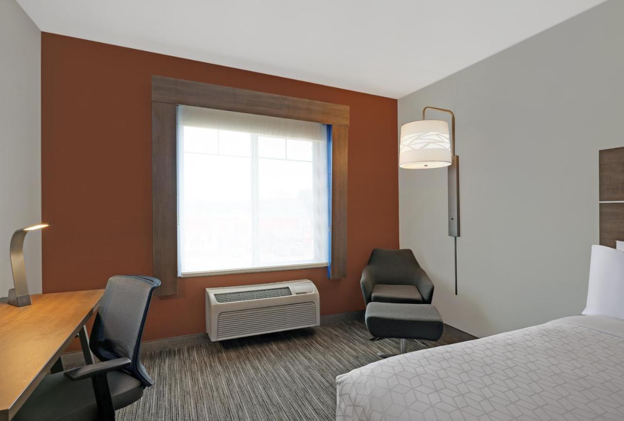 Queen Room with Two Queen Beds - Disability Access at Holiday Inn Express Hotel & Suites NEWPORT by IHG